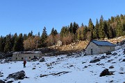 61 Ecco Baita Cascinetto (1435 m), purtroppo ormai  in ombra